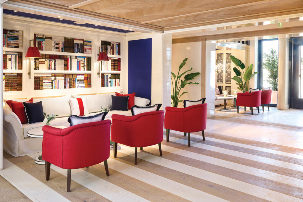 Flooring of painted wood parquet in the lobby.